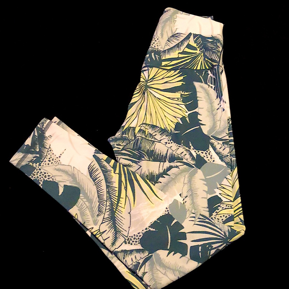 •host pick•Aerie Chill Play Move Leaf Print Leggings